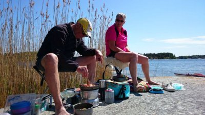 Kjelle fixar lunchen Anita vntar