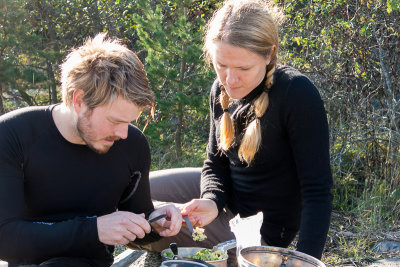 Joakim och Hanna fixar lucnh.