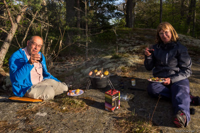 Einar och Inkeri med grillmat