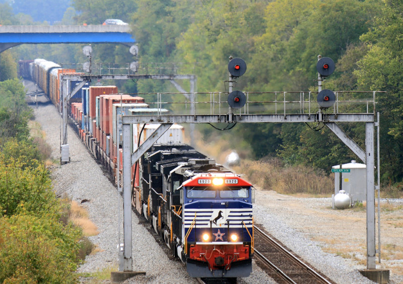 NS 376 eases by the intermodal yard at Deliplane KY, preparing to spend the next Two hours working there 