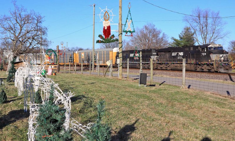Eastbound 23G passes the famous Christmas light display at the James Farm at Salvisa 