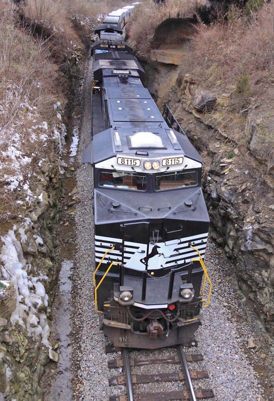 NS 223 passes through the tight cut under the Gene Snyder Freeway just East of Louisville 