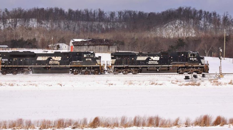 Train 276 comes by the Northbound signal at Bowen on a snowy morning 