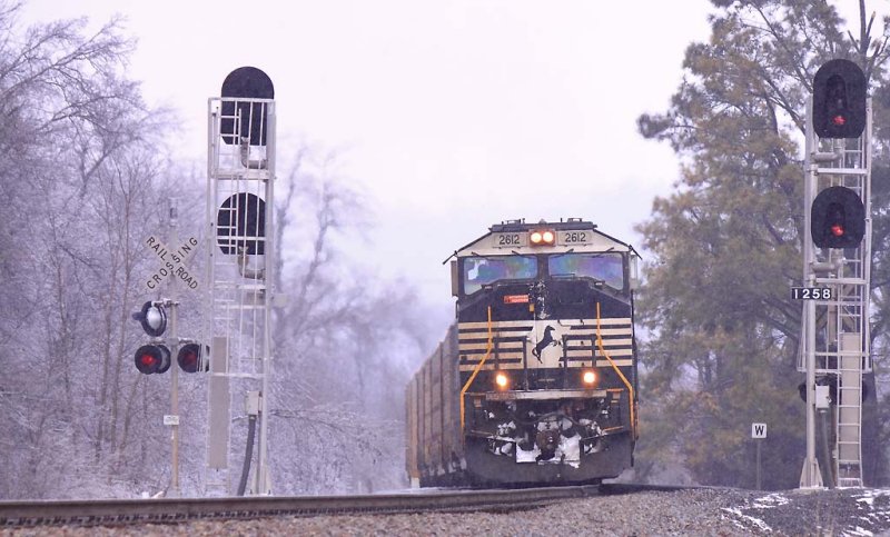 Southbound 275 splits the signals at Milidgeville on a snowy morning 