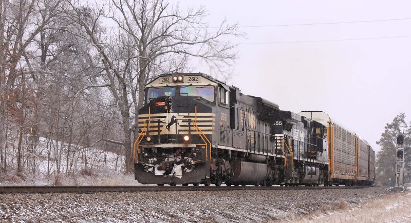 A white faced SD70m leads train 275 South at Milidgeville 