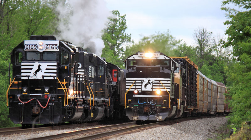 NS 196 eases by the 957 which had stopped at Mason to lube the 630 
