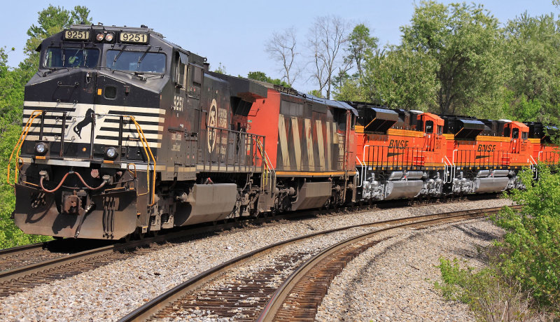 NS 289 at Waddy with a CN Cowl unit and new BNSF SD70Aces 