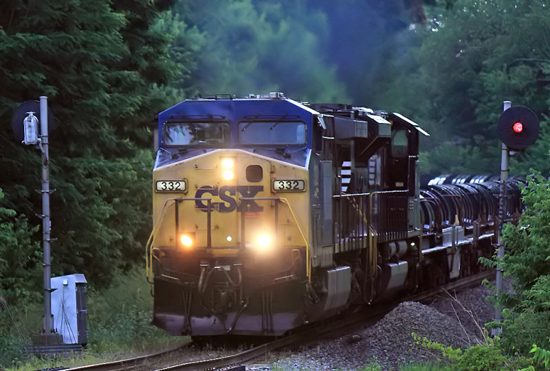 NS 60R comes by the searchlights at Salvisa with CSX power 