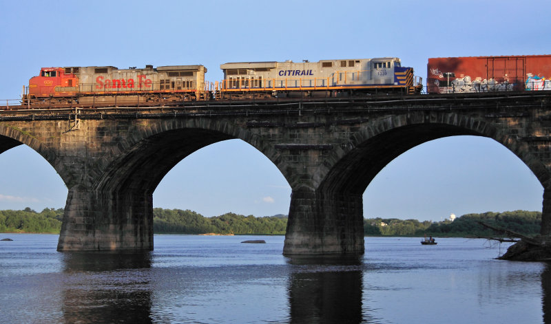 Old & New GEs lead a NS train East over the Rockville Bridge 