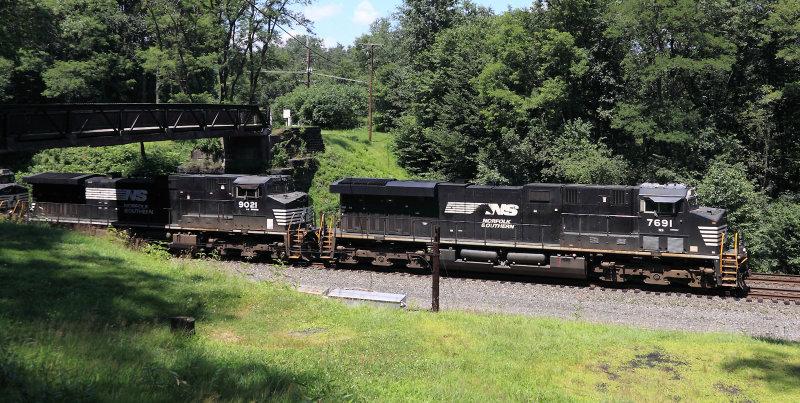 A Eastbound comes under the old iron bridge at Cassandra 