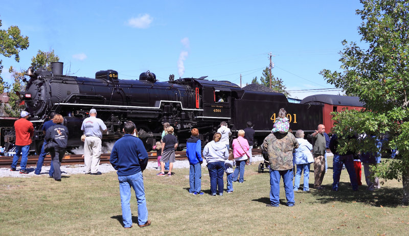 Steam brings out the crowds during the layover at Summerville 