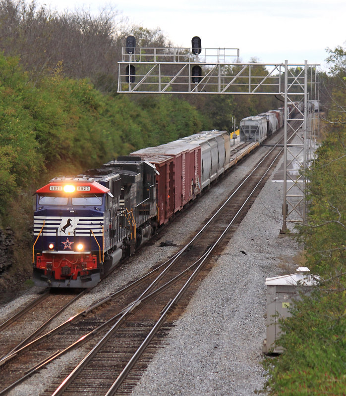 NS 6920, The Veterans Unit, leads Southbound 147 at North Wye near Danville, KY 