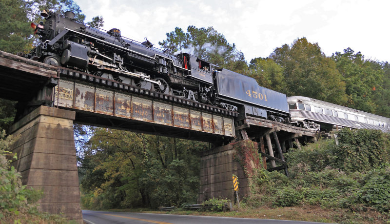 4501 tiptoes across the old CofG bridge near Rossville 