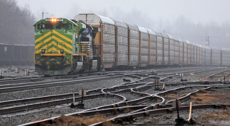Illinois Terminal 1072 leads NS 27V up the North main at Danville, KY 