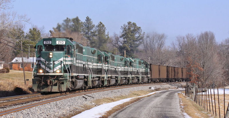 PAL 2213 brings LG3 around the big curve at McHenry 
