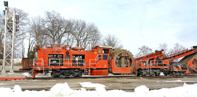 Clean Rock is Happy Rock.....The NS Ballast Cleaner at Burnside  