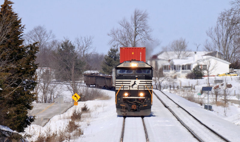 A short 376 eases down the siding at Waddy 