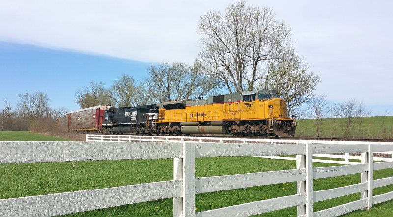Eastbound  286 comes by the fence at Vanarsdale with a 90mac on the point 