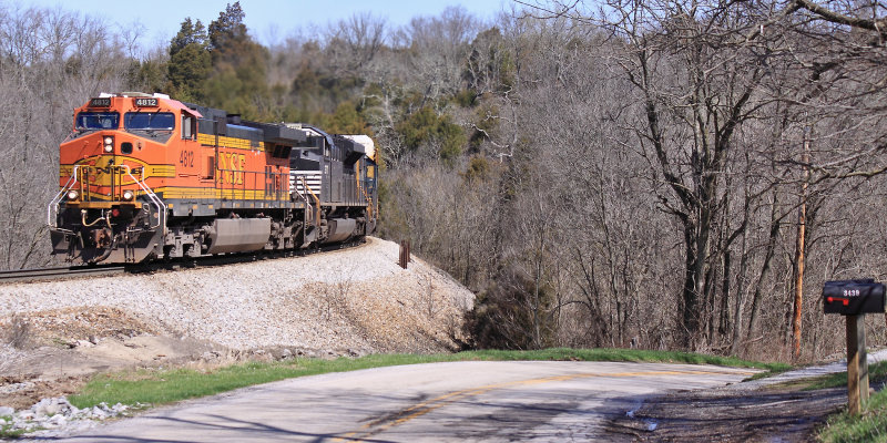 Q227 with BNSF 4812 leading winds around the big curve at Turners Station 