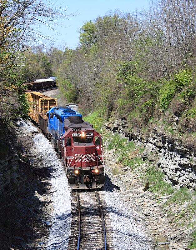 J767 leaves the siding at South Verona after meeting a Northbound rack train 