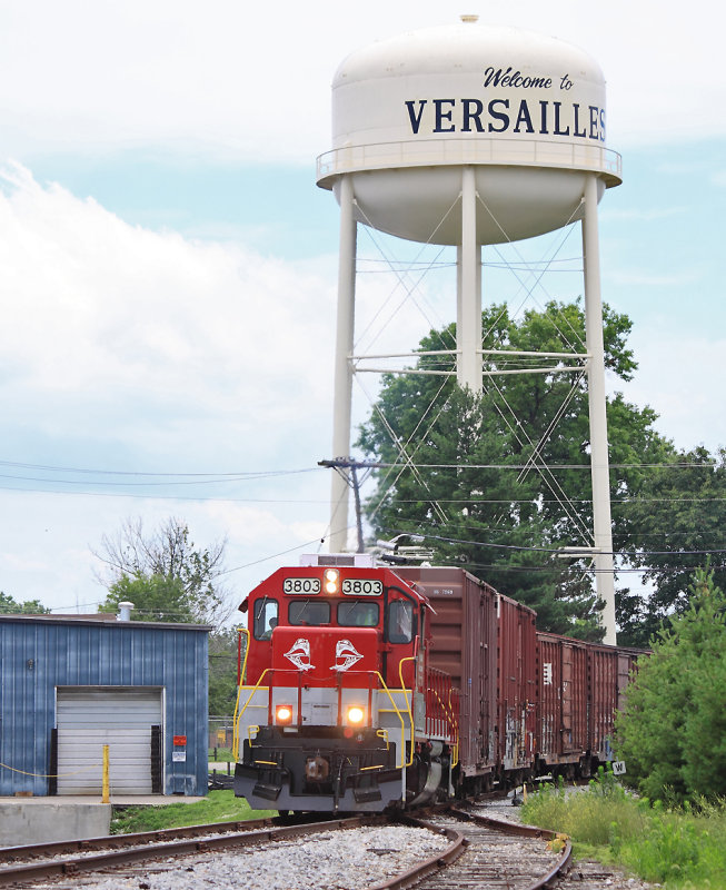 The local comes through downtown Versailles, Eastbound on the LS main 