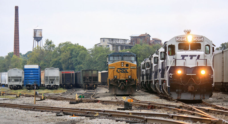 CSX & TTI power in the yard at Paris 