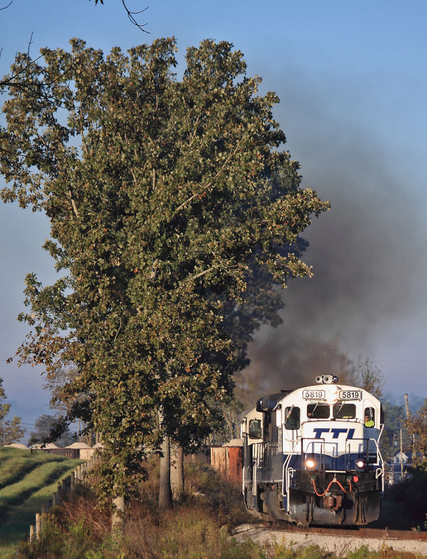 TTI 5819 leads a limestone train between Paris and Millersburg 