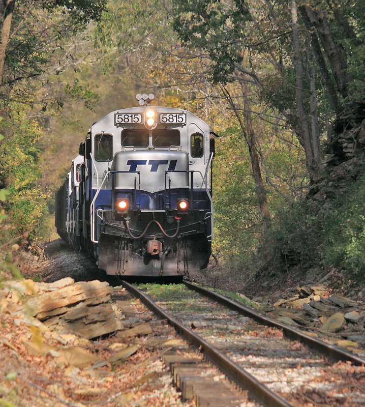 Southbound approaching Cowen Tunnel 
