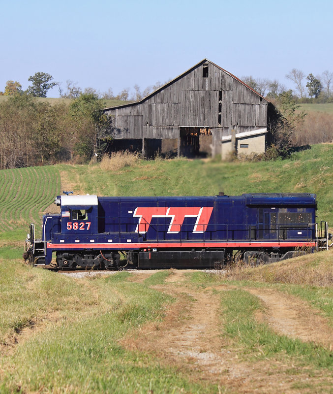 Tobacco Barn and a GE in the old TTI colors near Nepton 