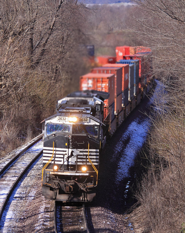 376 drags up Waddy Hill, looking more like a pig train than a low and slow manifest 
