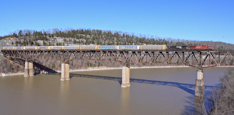 275 crawls across the Cumbeland River bridge, ready to stop for a crew change at Burnside 
