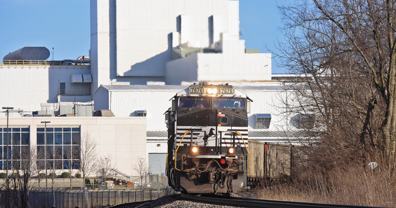 Westbound 77J comes around the First curve into Harrodsburg with the Corning Glass plant looming in the background 