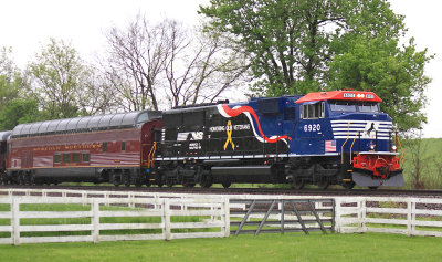 Veterans unit 6920 leads Eastbound 975 by the Aggee farm at Vanarsdale 