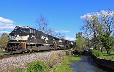 A SD70M leads 224 West through Harrodsburg 