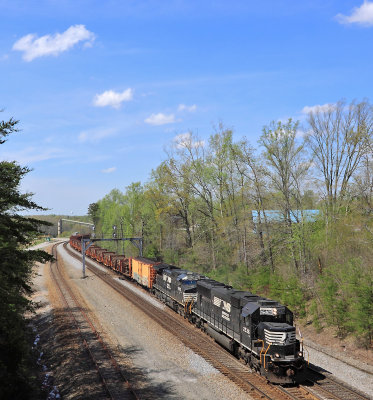 A Southbound rail train with a SD70 on the point at Revilo