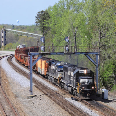 A Southbound rail train with a SD70 on the point at Revilo 