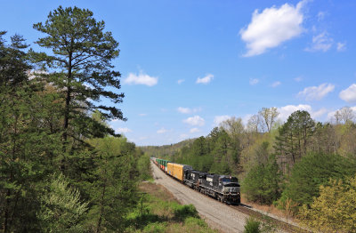 Northbound 224 rolls through the Daniel Boone National Forrest at Parkers Lake 