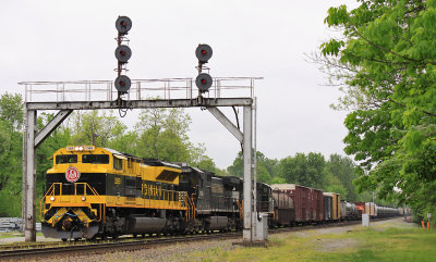 The searchlight signals at Junction City are still standing tall as NS 142 rolls through the interlocker 