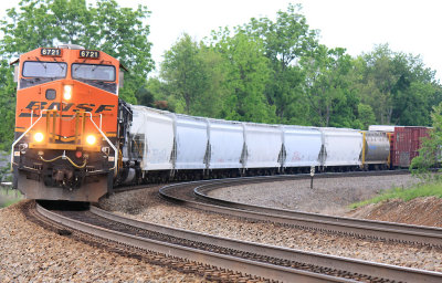 A BNSF motor brings 175 around Fairy Curve at Norwood 