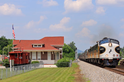 Southbound NS 955 blasts through Spring City TN, passing the old CNO&TP depot 