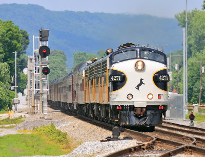 NS 4271 brings 955 by the old and new signals at North Rockwood 