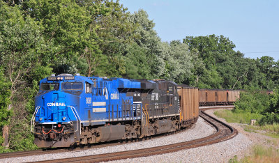 Conrail 8098 brings up the rear of Eastbound 792 as the train wraps around Turtle Tree Curve at Waddy KY 