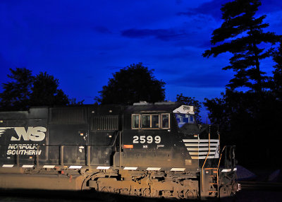 NS 2599, power for the T19 local, sits on the West leg of the wye during the Bluehour 