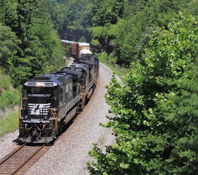 A old GE in new paint leads NS 177 through the cut at Parkers Lake 