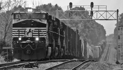 Northbound 114 comes through the big swag at Gradison, framed by the endangered signal bridge 