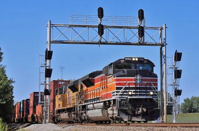 A Western VIP leads NS 223 through the interlocker at Gradison 