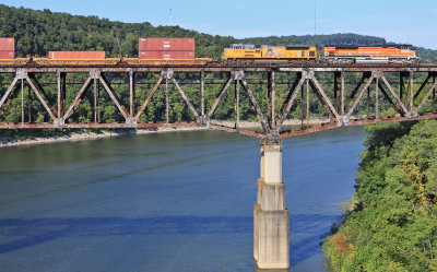 NS 223 crosses the Cumberland River at Burnside with Espee 1996 on the point 