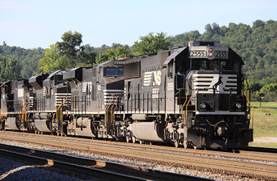 NS 2555 leads train 111 out of the yard at CP General