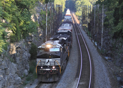 Northbound 124 crosses the Cumberland River bridge and swings through the cut at Owens Gulch 