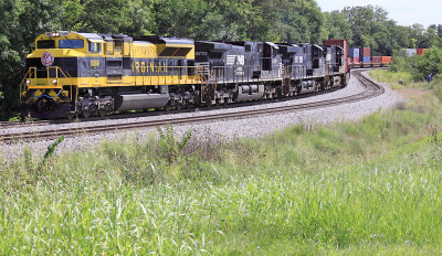 Virginian 1069 brings Westbound 22A through Turtle Tree curve at Waddy, Kentucky 